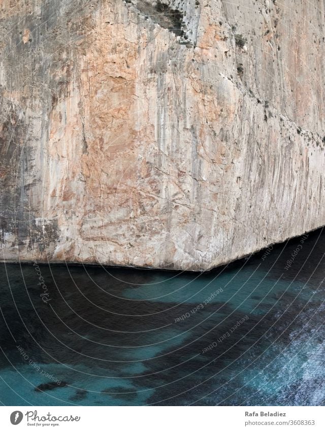 Wunderschöne Klippe bei Sonnenuntergang Küste Meer Felsen Strand Sonnenlicht Wasser Ferien & Urlaub & Reisen Gesteinsformationen Aussehen Natur grün Schatten