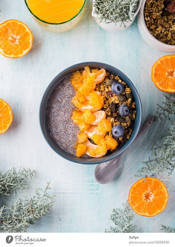 Chia-Pudding mit Mandarinen und Granola Chiapudding Müsli Schalen & Schüsseln Pastell türkis Matcha Tee hölzern Hintergrund Blaubeeren Frühstück Chiasamen