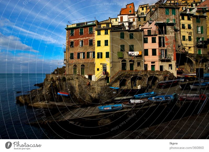 die Treppe im Dorf Riomaggiore im Nein. Meer Berge u. Gebirge Haus Klettern Bergsteigen Seil Himmel Wolken Felsen Küste Stadt Hafen Terrasse Wasserfahrzeug