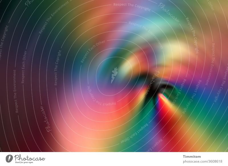 Dem Windrädchen mit fast geschlossenen Augen zuschauen Windmühle Spielzeug drehen Farbenspiel schemenhaft Bewegung mehrfarbig Geschwindigkeit Bewegungsunschärfe