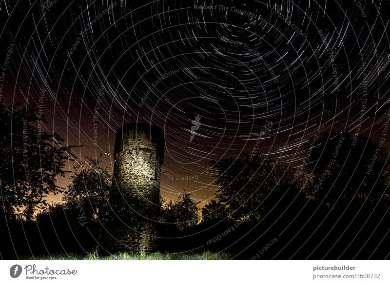 Star-Trails überm alten Wachturm Sterne Sternenhimmel Himmel startrails wolkenlos Nacht Wald Licht rastlos Zeit menschenleer Rotation Rotationsachse Landschaft