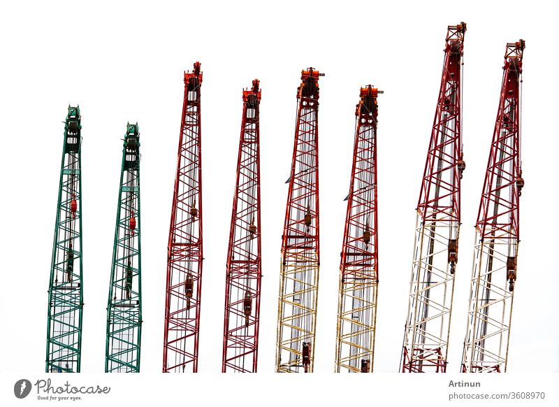 Satz großer Baukran für schweres Heben isoliert auf weißem Hintergrund. Bauindustrie. Kran zum Heben von Containern oder auf der Baustelle. Geschäftskonzept für Kranvermietung. Kran-Händler.