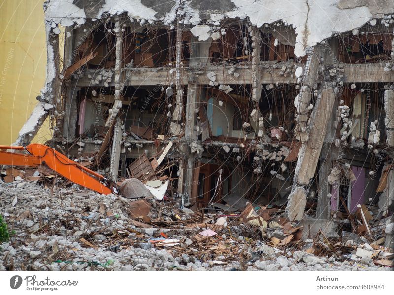 Zerstörte Bauindustrie. Gebäudeabriss durch Explosion. Verlassenes Betongebäude mit Schutt und Schrott. Ruine durch Erdbeben. Beschädigtes oder eingestürztes Gebäude durch Hurrikan-Katastrophe.