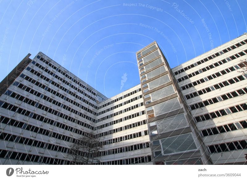 Innenstadtbebauung Berlin Ruine Hauptstadt Verfall Vergänglichkeit Himmel Haus alt Fassade Hochhaus kaputt Mauer Wand Bauwerk Schönes Wetter Zerstörung