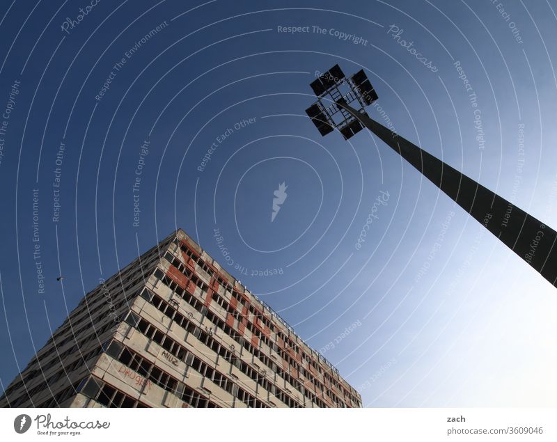 Ruine eines Hochhauses und Straßenbeleuchtung Himmel Straßenlaternen Laterne Lampe Vergänglichkeit Verfall Außenaufnahme Hauptstadt Menschenleer Berlin Haus alt