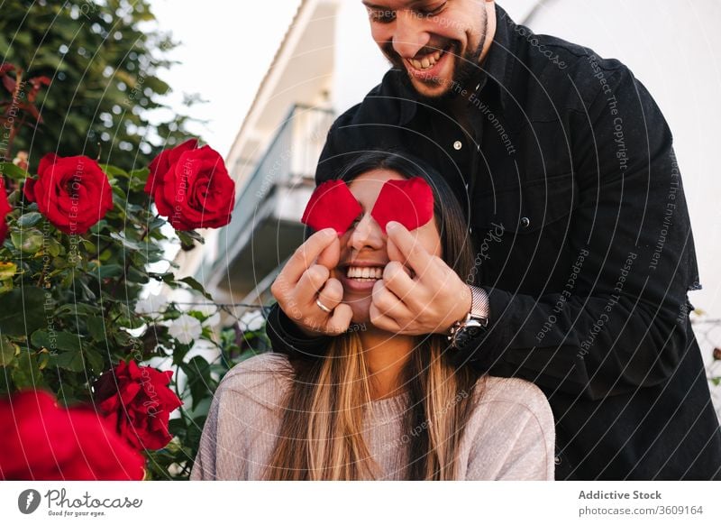 Romantisches Paar amüsiert sich mit Blumen Liebe Zusammensein Glück Roséwein Spaß haben jung Partnerschaft romantisch Augen abdecken genießen Termin & Datum