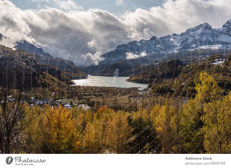 See in der Nähe von schneebedeckten Bergen im Herbst Berge u. Gebirge Kamm Schnee Wasser Himmel wolkig Wurzel Baum alt Windstille Küste Dorf Ambitus Wetter