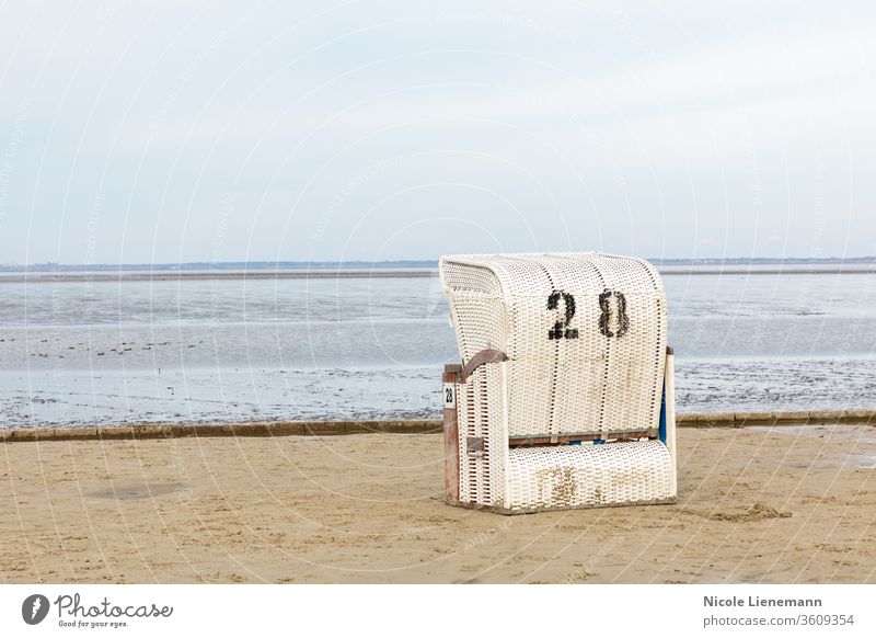 Strandkorb am Nordseestrand in Deutschland Stuhl weiß MEER Himmel Wasser blau Meer reisen Landschaft Natur Küste Sommer Ufer winken Cloud Sand Norden malerisch