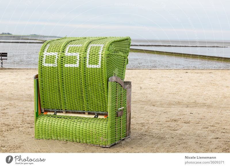 Strandkorb am Nordseestrand in Deutschland grün Stuhl MEER Himmel Wasser blau Meer reisen Landschaft Natur Küste Sommer Ufer winken Cloud Sand Norden malerisch