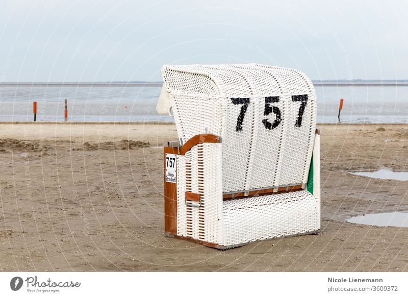 Strandkorb am Nordseestrand in Deutschland Stuhl weiß MEER Himmel Wasser blau Meer reisen Landschaft Natur Küste Sommer Ufer winken Cloud Sand Norden malerisch