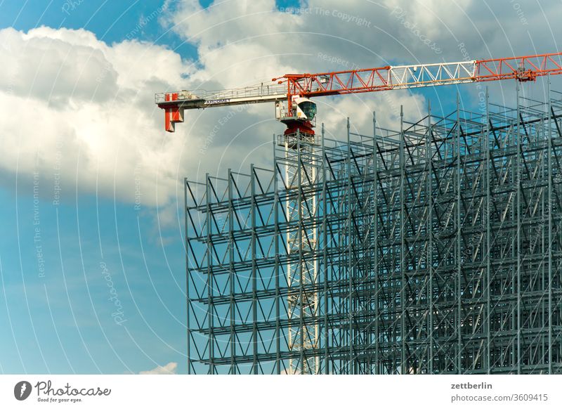 Kran hinter Baugerüst Hochbau arbeit baugerüst baustelle gerüstbau ingenieurbau kran metall rüstung stahl streben himmel sommer konjunktur gewerbe baugewerbe