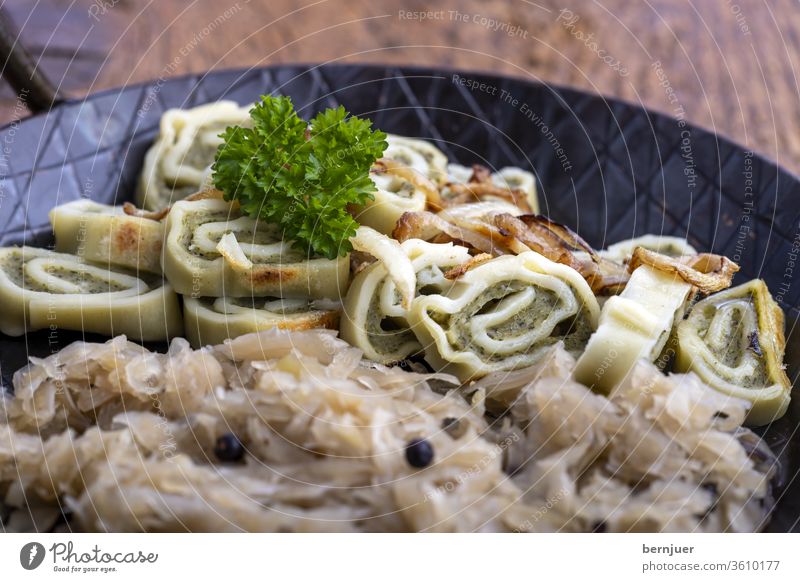 bayerische Maultaschen in einer Pfanne Sauerkraut geschnitten Bier Bierkrug salat Pasta Kohl maultaschen ravioli Essen Abendessen gefüllt Küche dunkel Taschen