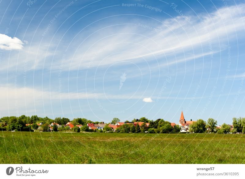 Ansicht des Städtchen Schwaan mit Kirche und den Warnowwiesen im Vordergrund von Süden her gesehen Stadtansicht Mecklenburg-Vorpommern Kirchturm Wiesen