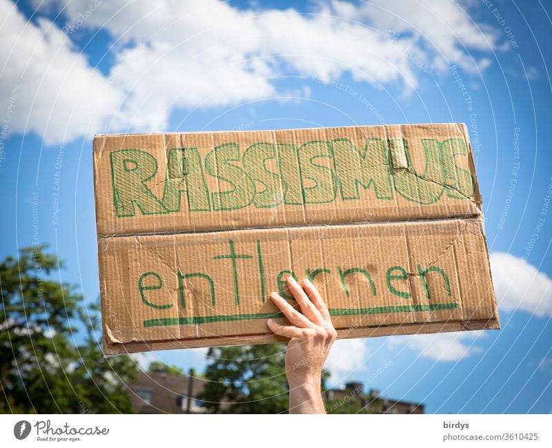 Rassismus entlernen. Aufforderung Menschen unterschiedlicher Hautfarbe nicht wegen ihrer Hautfarbe verbal und gedanklich zu differenzieren. Einfach Mensch