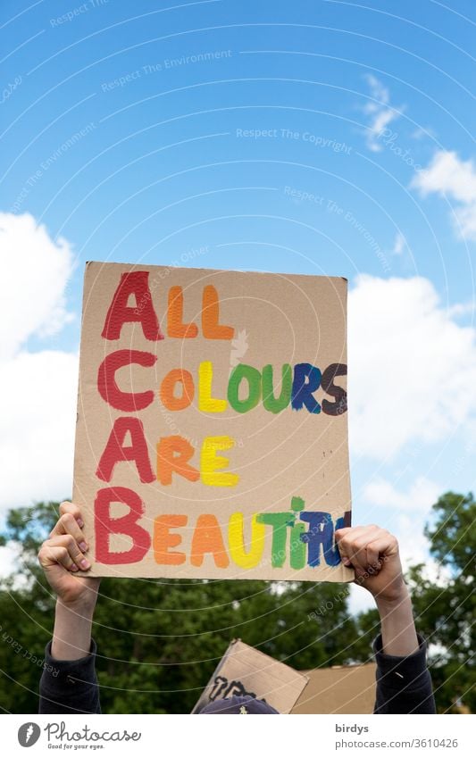 Alle Farben sind schön.Black lives matter - Demonstration in Köln am 06.06.2020. BLM, blacklivesmatter, gegen Rassismus und Polizeigewalt.Bunte Schrift auf einem Pappschild