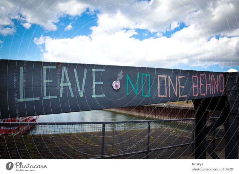 leave no one behind. Aufruf in Not geratene Flüchlinge, Menschen die vor Hunger und Krieg flüchten, bei uns aufzunehmen und Asyl zu gewähren Flüchtlingshilfe