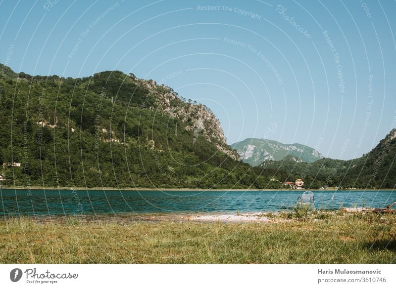 Schöne Aussicht auf den grünen, friedlichen See, der von Bergen umgeben ist allein Hintergrund Bucht Strand schön Holzplatte boracko Boracko-See Dock Umwelt