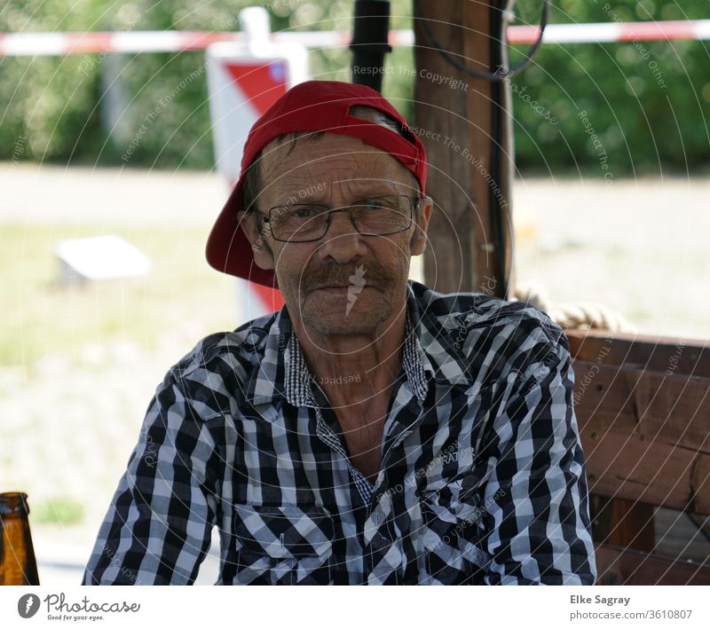 Menschen unter uns Lothar Mann Ein Mann allein Außenaufnahme Farbfoto Senior falten