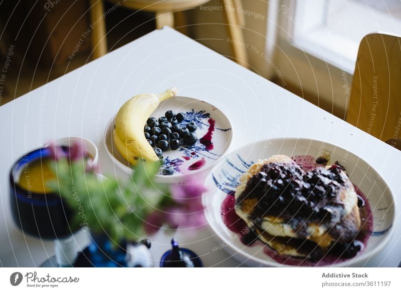 Tisch decken für gesundes Frühstück Brunch Pfannkuchen Beeren Frucht Marmelade Gesundheit Lebensmittel geschmackvoll Kulisse Blaubeeren lecker selbstgemacht