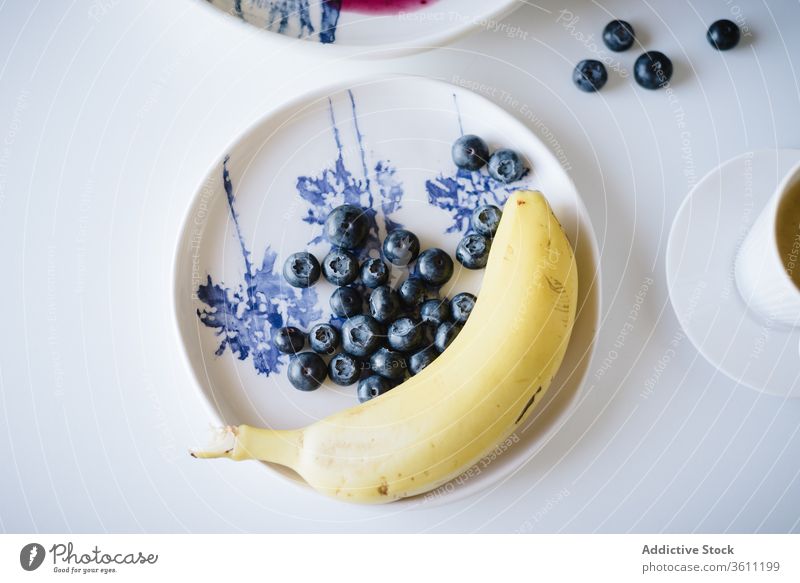 Tisch decken für gesundes Frühstück Brunch Banane Blaubeeren Frucht Gesundheit Lebensmittel geschmackvoll Kulisse lecker selbstgemacht Tasse Kaffee frisch