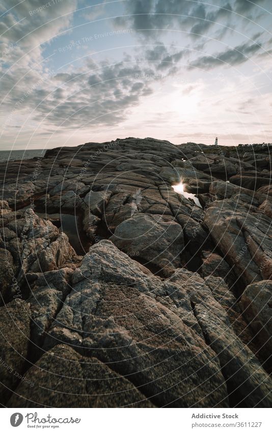 Sonnenuntergangshimmel über der Bucht und der steinigen Küste MEER Ufer Himmel wolkig Wasser Stein Peggys-Bucht Kanada Felsen Abend Dämmerung Abenddämmerung