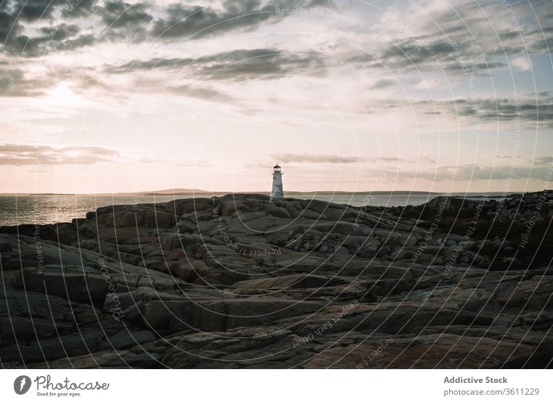 Leuchtturm gegen bewölkten Sonnenuntergangshimmel MEER Ufer Himmel wolkig Wasser Abend Peggys-Bucht Kanada Abenddämmerung Dämmerung Meer Küste Natur Wetter