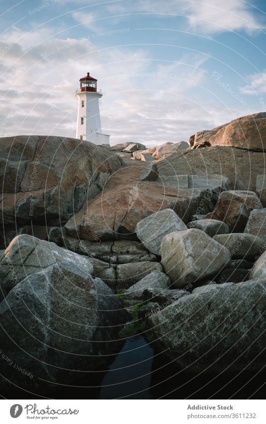 Leuchtturm gegen bewölkten Sonnenuntergangshimmel MEER Ufer Himmel wolkig Wasser Peggys-Bucht Kanada Abenddämmerung Dämmerung Meer Küste Natur Wetter idyllisch