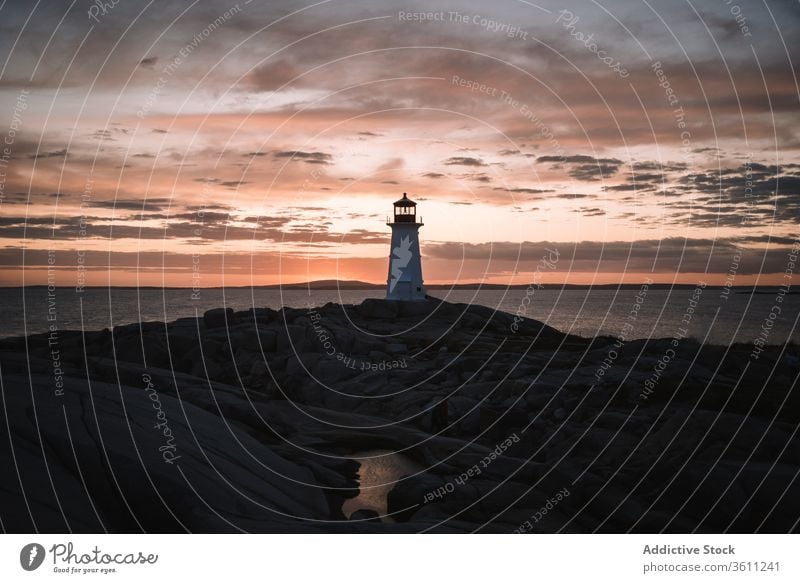 Leuchtturm gegen bewölkten Sonnenuntergangshimmel MEER Ufer Himmel wolkig Wasser Abend Peggys-Bucht Kanada Abenddämmerung Dämmerung Meer Küste Natur Wetter