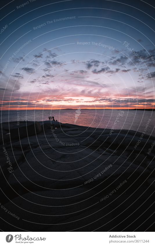 Felsenküste mit Menschen bei Sonnenuntergang Ufer MEER Himmel wolkig Silhouette Abend Peggys-Bucht Kanada Abenddämmerung Dämmerung Meer Natur Küste reisen