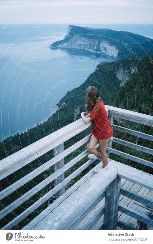 Frau auf hoher Terrasse am Meeresufer im Licht des Sonnenuntergangs Aussichtspunkt Reling Dämmerung Schiffsdeck Ufer allein Harmonie MEER national Park Abend