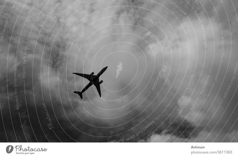 Verkehrsflugzeug am grauen Himmel und Wolken mit Kopierraum. Gescheiterter Urlaub. Hoffnungsloses und verzweifeltes Konzept. Launischer Himmel und Transportflugzeug. Traurig-emotionale Szene. Hintergrund des Flugzeugflugs.