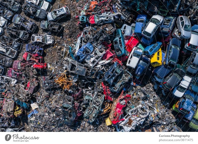 Luftaufnahme des Schrottplatzes. Alte rostige korrodierte Autos auf dem Autofriedhof. Autorecyclingindustrie von oben. verwendet Fahrzeuge Dröhnen Antenne Teile