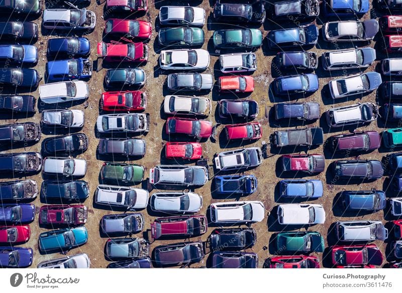 Luftaufnahme des Schrottplatzes. Alte rostige korrodierte Autos auf dem Autofriedhof. Autorecyclingindustrie von oben. verwendet Fahrzeuge Dröhnen Antenne Teile