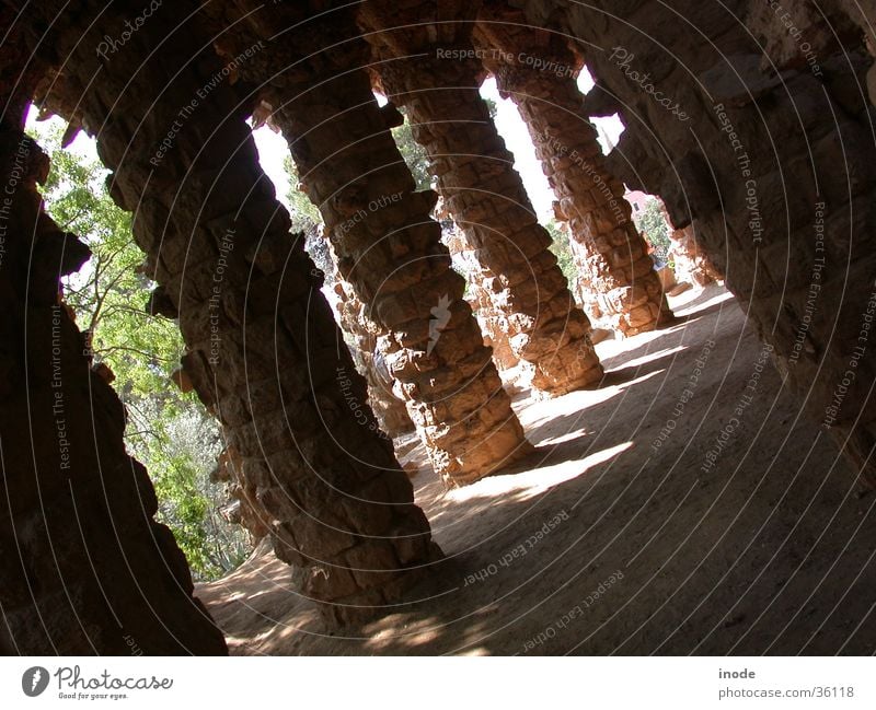 Schattenspiel in Barcelona Licht Mauer Stein Natur Landschaft verrückt