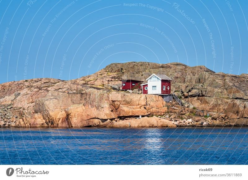 Gebäude auf einer Schäreninseln vor der Stadt Fjällbacka in Schweden Haus Holzhütte Schärengarten Meer Küste Nordsee Skagerrak Wasser Insel Felsen Tourismus