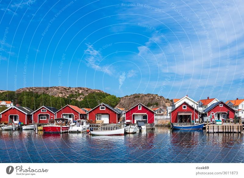 Blick auf den Ort Hamburgsund in Schweden Schären Schärengarten Meer Küste Nordsee Skagerrak Hafen Boot Schiff Motorboot Wasser Tourismus Himmel Wolken blau rot