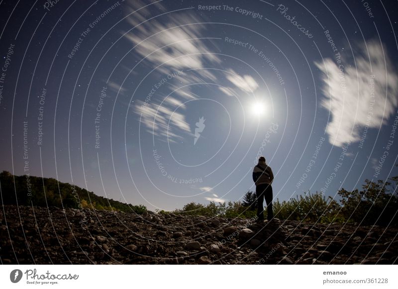 Mann vorm Mond Lifestyle Stil Ferien & Urlaub & Reisen Ausflug Abenteuer Freiheit Mensch Erwachsene 1 Natur Landschaft Himmel Wolken Nachthimmel Vollmond Blick