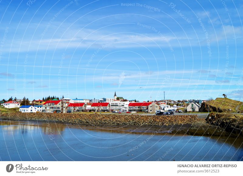 Dorfansicht von Borgarnes mit Spiegelung des Waer Fjords an einem sonnigen Tag, Island Wasser Natur Großstadt MEER Landschaft Schnee reisen Norden Haus kalt