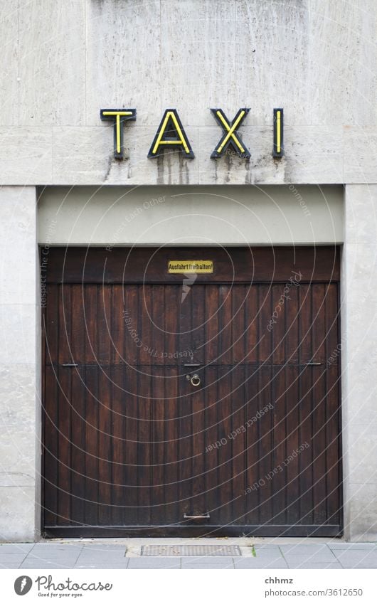 Taxigarage Garage Schild Leuchtreklame Verkehr Außenaufnahme Garagentor Gebäude Fassade Stadtzentrum Einfahrt Mauer Ausfahrt Wand Schriftzeichen Tor