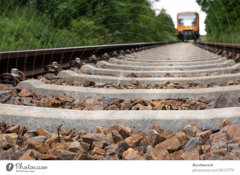 Zug auf Gleis, Froschperspektive Schienen Eisenbahn Verkehr reisen Ferien & Urlaub & Reisen Gleise Bahnfahren Schienenverkehr Menschenleer Verkehrswege