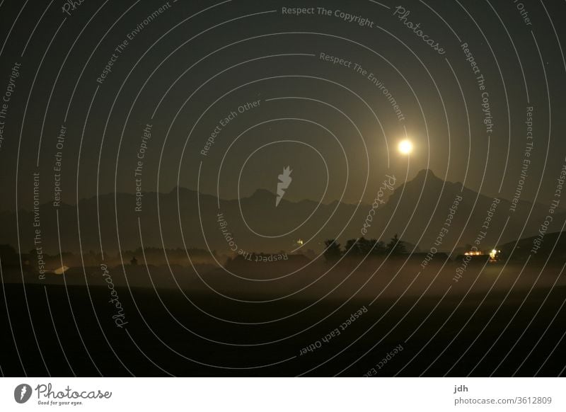 Vollmond über den Alpen Dorf Nacht Lichter Vollmondnacht Mondschein Stille Nebel Berge Bergkamm Siluette vollmondschein Berge u. Gebirge Außenaufnahme dunkel