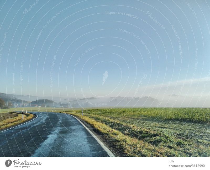 Kalter Frühlingsmorgen Landstraße Ländlich kalt sonnig Morgen sonnenaufgang Nebel Reif Frost Acker Raps Nachtfrost Weg Kurfe Tal Hügel Landschaft Außenaufnahme