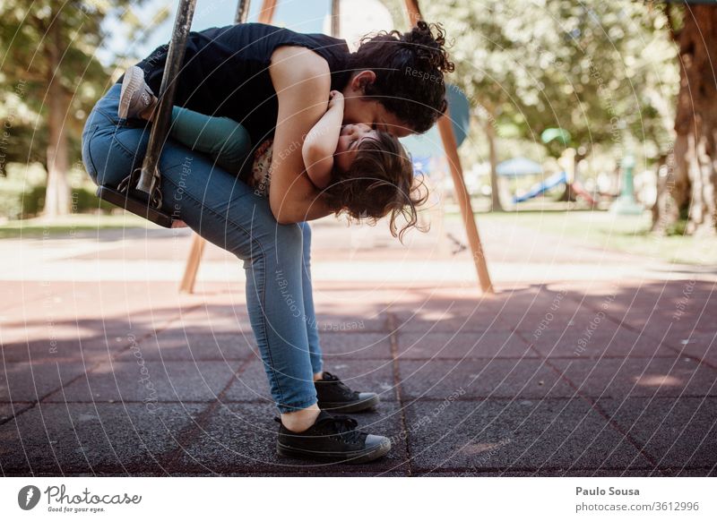 Mutter und Tochter auf Schaukel Mutterschaft Zusammensein Zusammengehörigkeitsgefühl Familie & Verwandtschaft pendeln Spielplatz Liebe Frau Lifestyle Lächeln