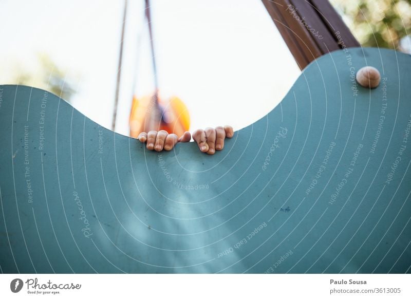 Nahaufnahme der Hände eines Kindes auf dem Spielplatz Hand Spielen Junge pendeln Mensch Kleinkind Kinderhand Kindheit 1-3 Jahre Finger Kreativität Tag