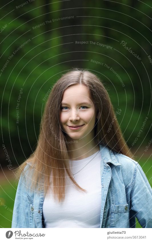 Porträt eines hübschen lächelnden Teenager Mädchens mit langen Haaren, im Park Schatten Licht Tag Außenaufnahme Farbfoto Pubertät Gefühle langhaarig Frühling