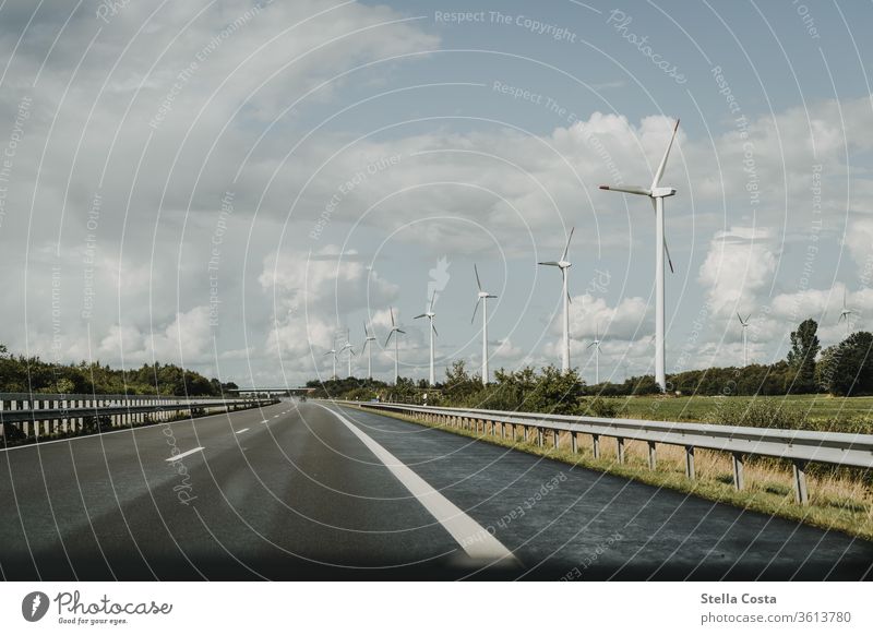 Windkraft - Windräder - Nachhaltige Energie - Energiewende windkraft Windrad Windradpark nachhaltig Nachhaltigkeit Außenaufnahme Farbfoto Energiewirtschaft