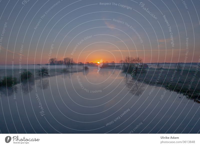 Sonnenaufgang im Teufelsmoor an der Hammerbrücke in Osterholz-Scharmbeck bei  Bremen Worpswede Fluss Nebel Sommer weite Natur Naturschutzgebiet romantisch