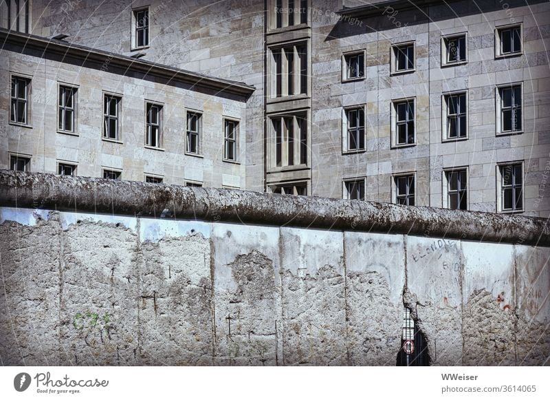 Berliner Mauer und Finanzministerium Bundesministerium Naziarchitektur Nazibau Loch Topographie des Terrors Fenster abweisend bedrohlich Geschichte Hauptstadt