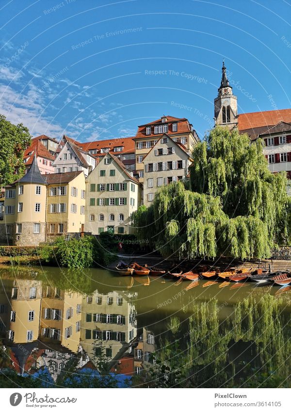 Altstadt von Tübingen Farbfoto Architektur Gebäude Licht Stocherkahn Neckar Baden Würtemberg Fluß Himmel wolken Sommer Spiegelbild Tourismus reisen