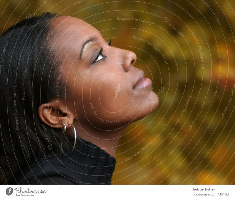 blick 2 Frau Denken Nahaufnahme Porträt Fragen schön Herbst dunkel Romantik Sehnsucht Blick Mensch Auge Haut Mode